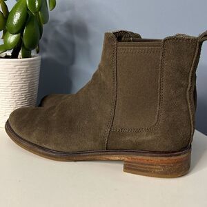 Clarks Trish Chelsea Ankle Boots Sz 10 Olive Suede